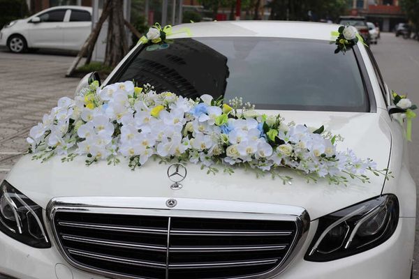 Hoa phong lan trắng - điểm tô biểu tượng của sự tinh khôi và vẻ đẹp tinh tế cho chiếc xe hoa.