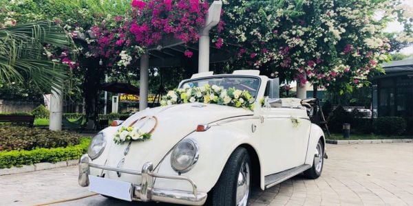 Đến đón nàng bằng chiếc mui trần cổ và lối trang trí xe hoa kiểu này thì hết nước chấm rồi.