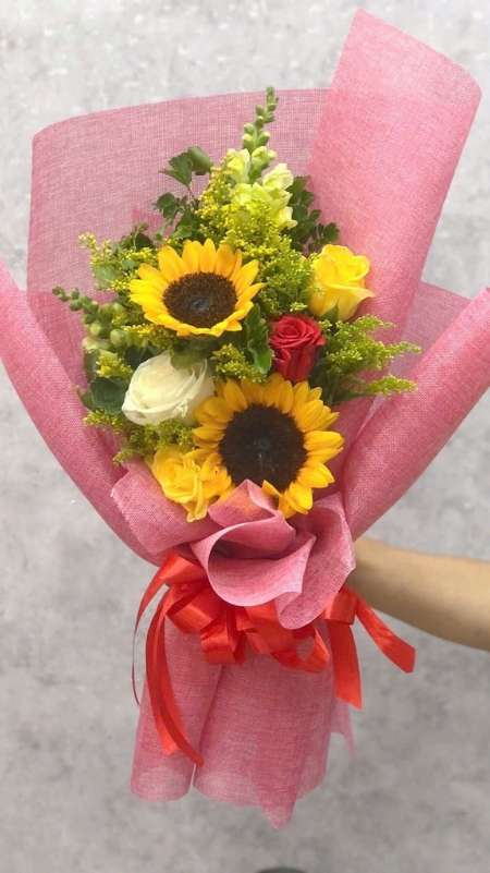 Bó hoa đủ sắc mix Hướng Dương, hoa Hồng, Mõm Sói, Vàng Anh