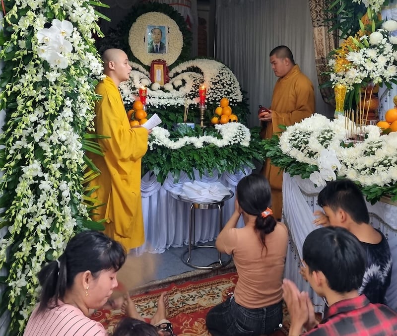 Ý nghĩa của phong tục vái lạy trong đám tang thể hiện lòng thành kính và đạo hiếu