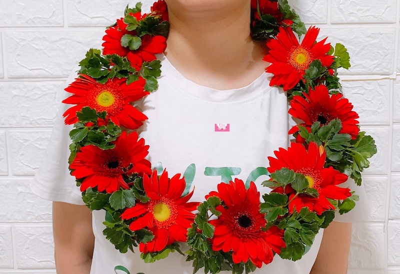 Vòng hoa đeo cổ trao giải với hoa đồng tiền