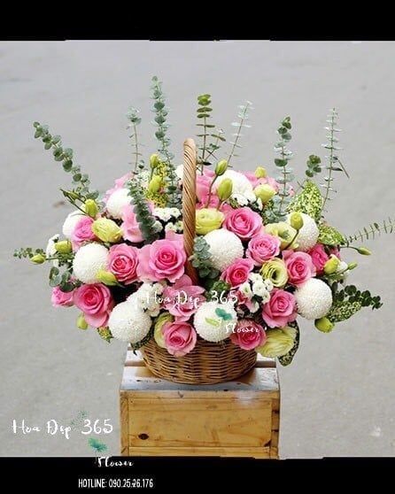 Giỏ hoa hồng dâu kết hợp cùng các loại hoa lạ như hoa pingpong trắng, hoa calimero trắng và cát tường