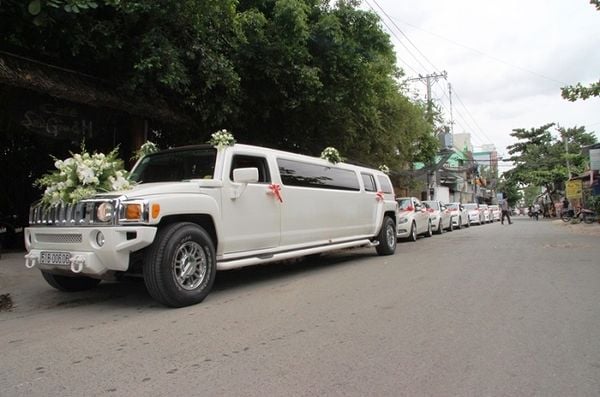 Một biến thể nữa của việc trang trí xe hoa limousine bằng hoa trắng mà bạn có thể tham khảo.
