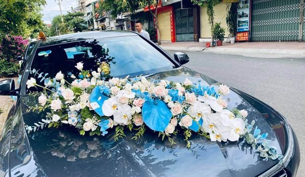 Bạn cũng hoàn toàn có thể kết hợp các loại hoa và lá sặc sỡ để trang trí xe rước dâu của mình.