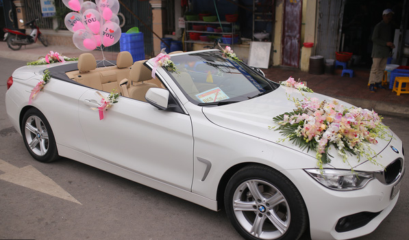 Xe hoa được trang trí kết hợp với bóng bay sẽ mang lại vẻ đáng yêu, trẻ trung cho cô dâu chú rể.