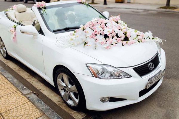Sắc trắng là gam màu của hôn lễ, của sự kết hợp hoàn hảo từ những tâm hồn tinh khôi, do đó việc chọn lựa xe hoa rước dâu màu trắng là vô cùng hợp lý.