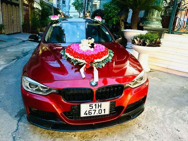 Trang trí xe hoa ngày cưới với phụ kiện gấu nhồi bông vô cùng đáng yêu và trẻ trung.