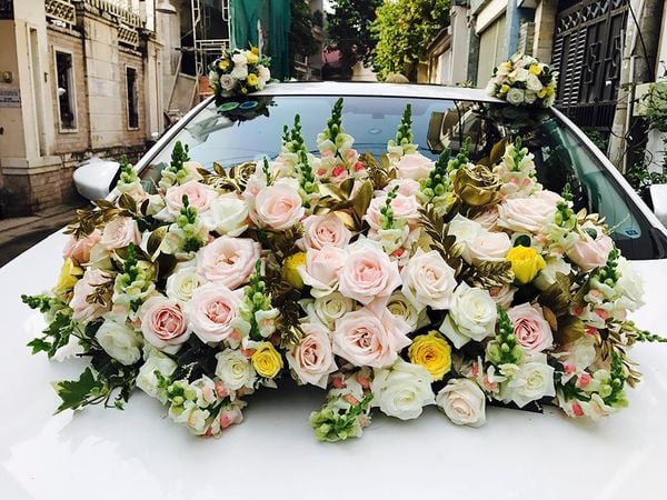 Một nét chấm phá cực sang trọng khi trang trí xe hoa bằng hoa hồng gold.