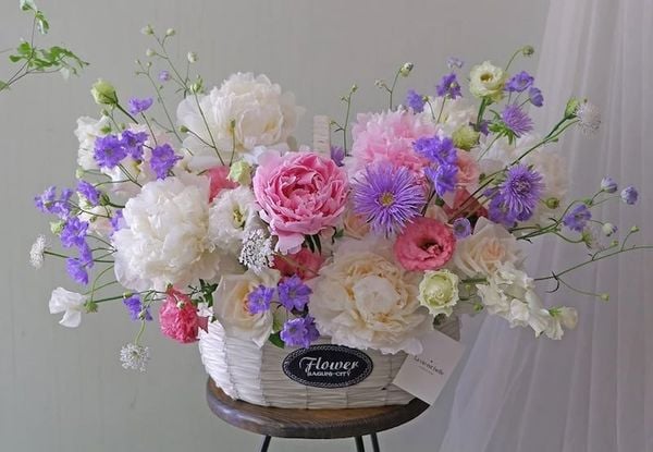 Giỏ mẫu đơn hồng mix các loại hoa rực rỡ làm hoa tặng khai trương ý nghĩa