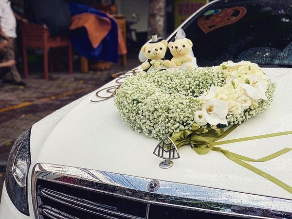 Trang trí đầu xe hoa bằng hoa baby là lựa chọn tuyệt vời cho những cặp đôi ưa thích sự nhẹ nhàng, bay bổng.