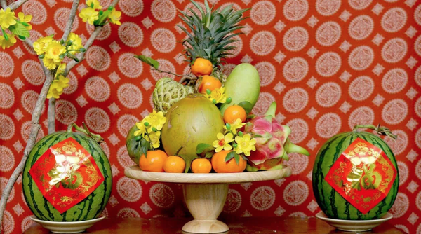 Mẫu trang trí mâm ngũ quả cúng ngày Tết đơn giản, đẹp, mang ý nghĩa đủ đầy (Nguồn: Internet)
