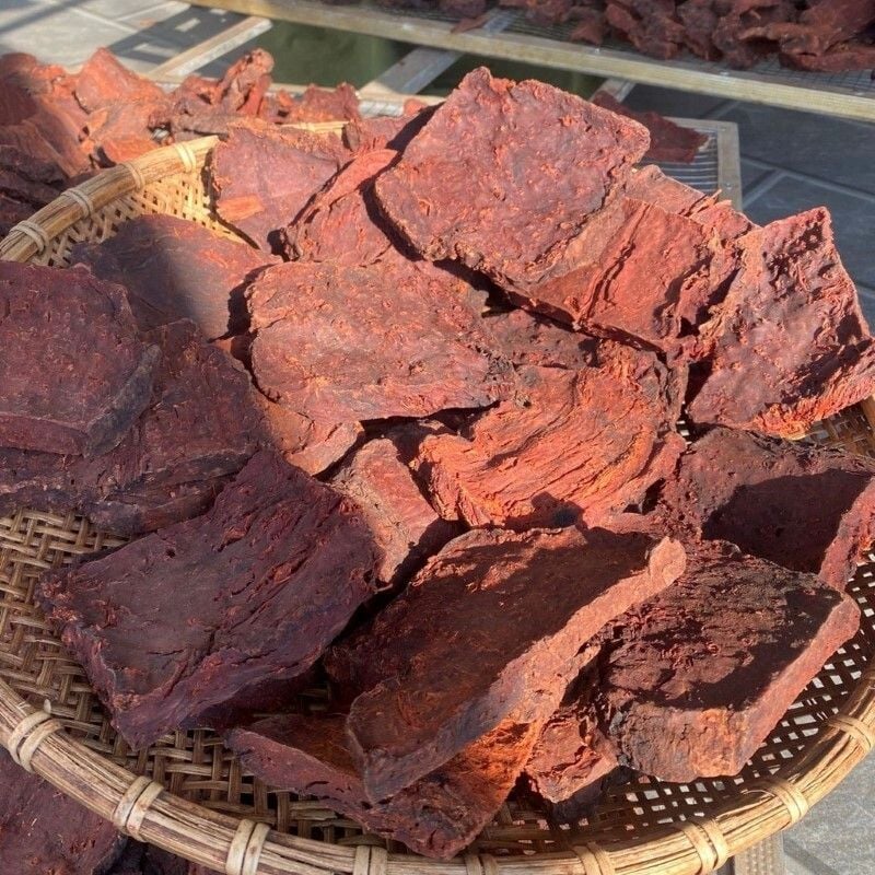 Hà Thủ Ô đỏ khô cửu chưng cửu sái (9 lần chưng đỗ đen, 9 lần phơi nắng).