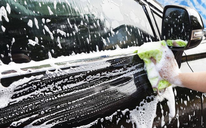 Tự rửa xe ô tô tại nhà, đừng làm các điều này để tránh tiền mất tật mang