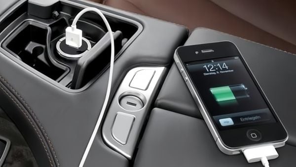 Có nên sạc điện thoại trên ô tô?