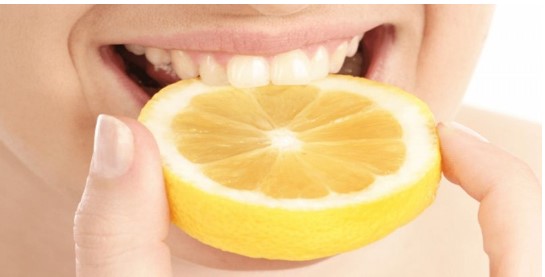 Cách làm trắng răng tự nhiên với nguyên liệu ngay trong bếp