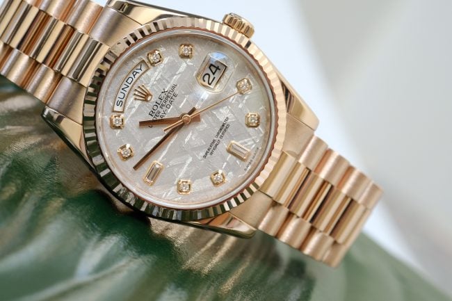 Đặc biệt với những chiếc đồng hồ rolex mặt thiên thạch