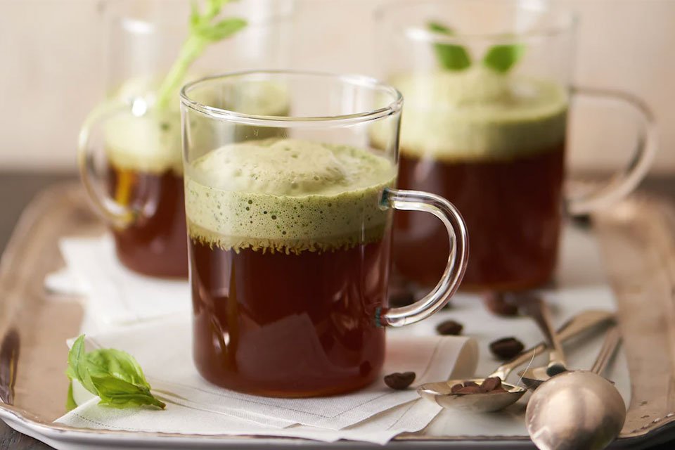 Công thức đồ uống tăng năng lượng với cà phê, nước dùng thịt bò với bọt sữa húng quế