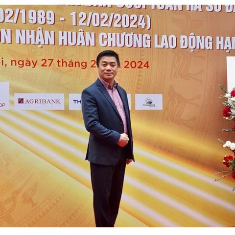 TIẾN SĨ TRỊNH XUÂN ĐỨC THAM DỰ CHƯƠNG TRÌNH LỄ KỈ NIỆM 35 NĂM NGÀY BÁO NHÂN DÂN CUỐI TUẦN RA SỐ ĐẦU VÀ ĐÓN NHẬN HUÂN CHƯƠNG LAO ĐỘNG HẠNG BA
