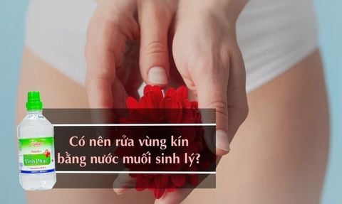 CÓ NÊN RỬA VÙNG KÍN BẰNG NƯỚC MUỐI SINH LÝ? SAI LẦM PHỔ BIẾN