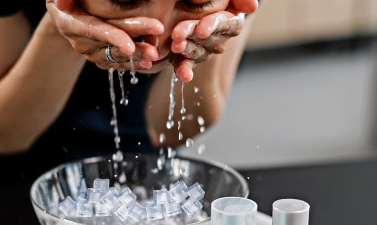 Rửa mặt bằng nước đá có tác dụng gì, có tốt cho da không?