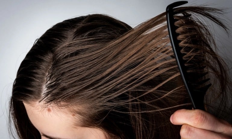Làm sao để tóc hết bết không cần gội? Cách nhanh chóng