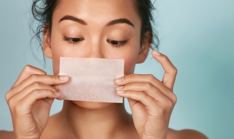Làm sao để tóc hết bết không cần gội? Cách nhanh chóng