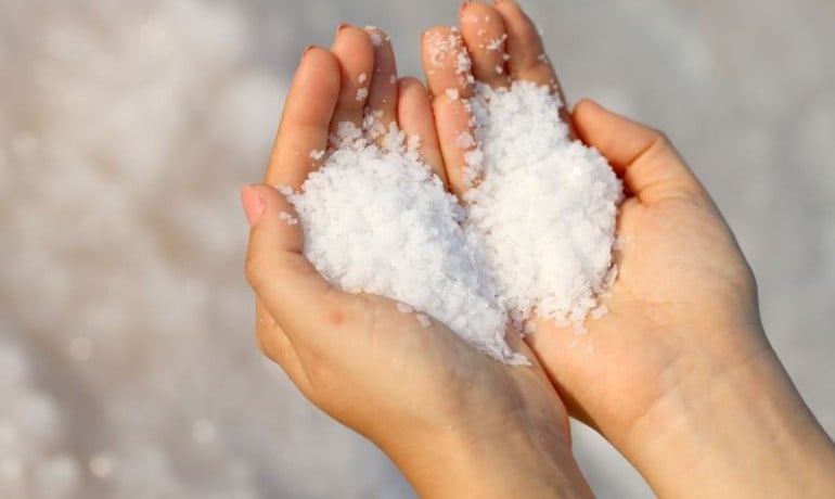 Cách pha nước muối loãng ngâm vùng kín an toàn tại nhà