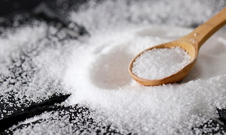 Cách pha nước muối loãng ngâm vùng kín an toàn tại nhà
