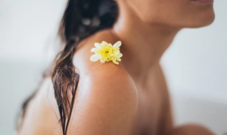 Cách pha nước muối loãng ngâm vùng kín an toàn tại nhà