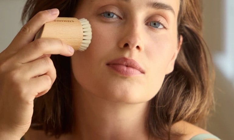 Chải khô, dry brusing là gì và cách sử dụng bàn chải khô body, da mặt?