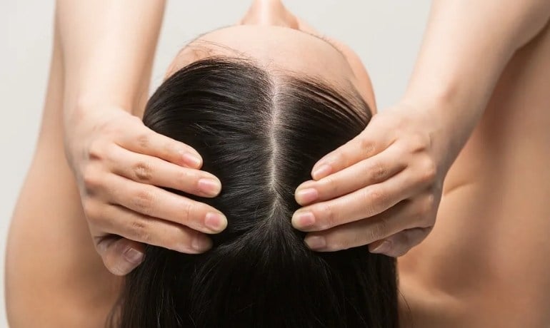 Nên tẩy tế bào chết da đầu trước hay sau khi gội đầu?