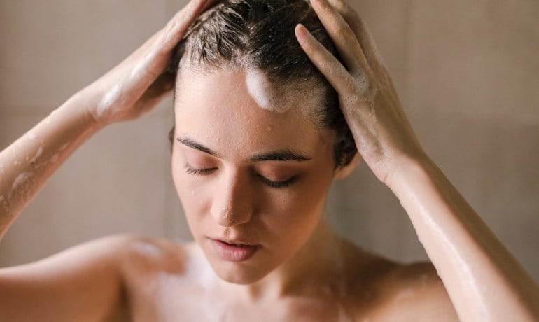 Nên tẩy tế bào chết da đầu trước hay sau khi gội đầu?