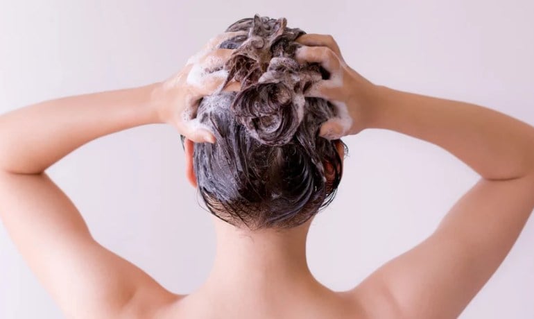 Nên tẩy tế bào chết da đầu trước hay sau khi gội đầu?