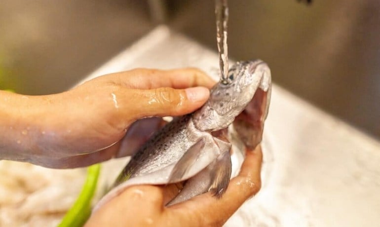 Cách khử mùi tanh của cá dính trên tay nhanh chóng