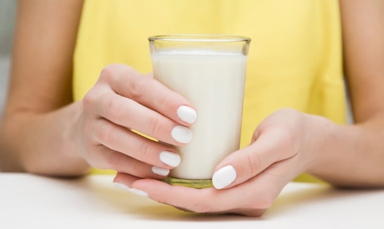 Cách rửa mặt bằng sữa tươi không đường không bắt nắng