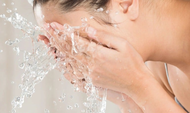 Một ngày nên rửa mặt mấy lần để da sạch mà không bị khô?