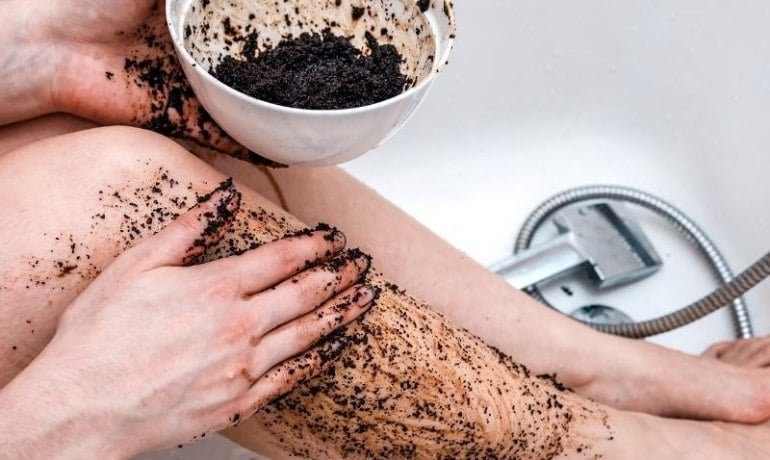 Tắm trắng bằng bã cafe có bắt nắng không? Mẹo hạn chế đen da