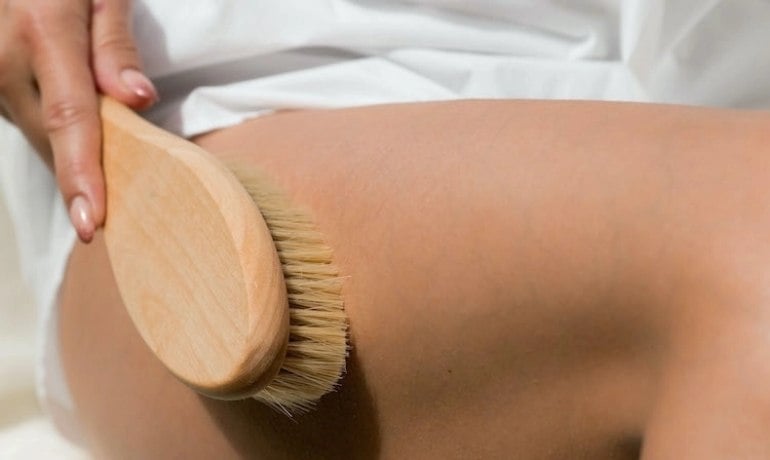 Chải khô, dry brusing là gì và cách sử dụng bàn chải khô body, da mặt?