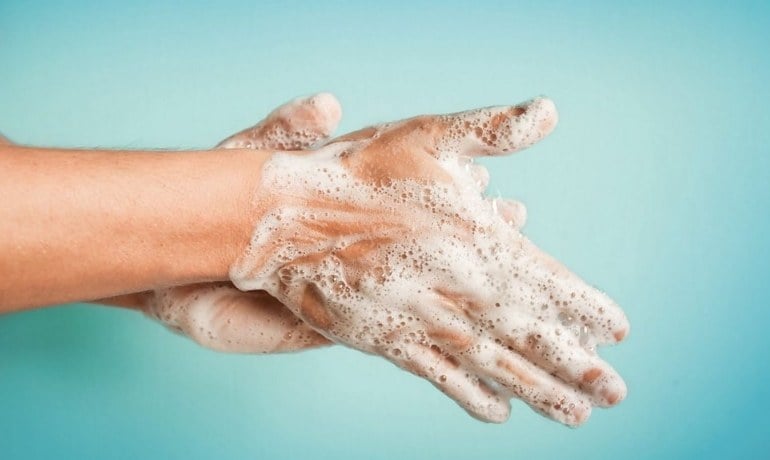 Có nên rửa vùng kín bằng nước muối sinh lý? Sai lầm phổ biến