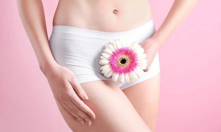 Có nên rửa vùng kín bằng nước muối sinh lý? Sai lầm phổ biến