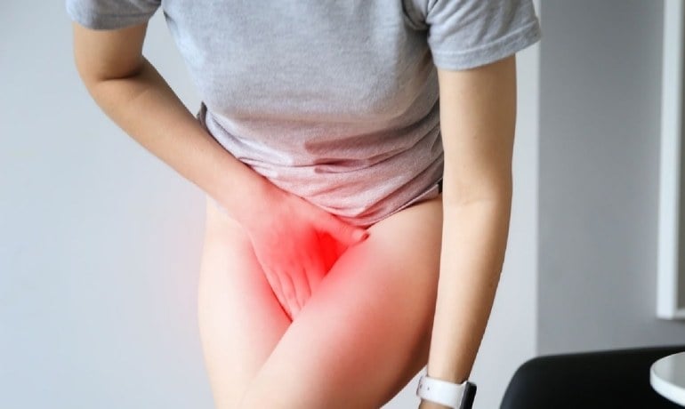 Có nên rửa vùng kín bằng nước muối sinh lý? Sai lầm phổ biến