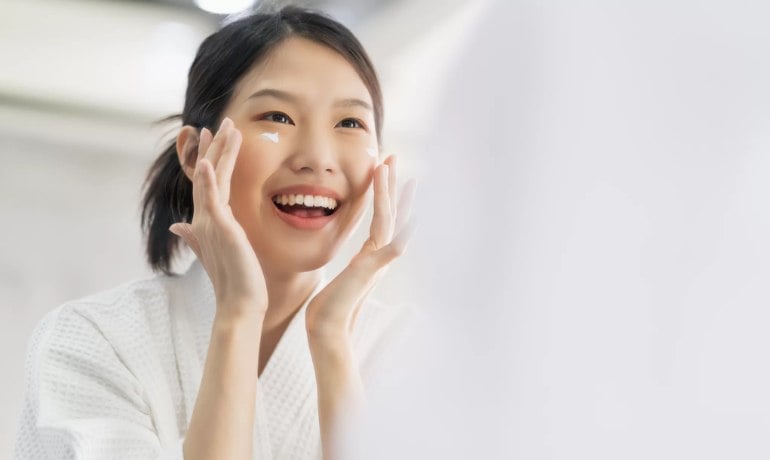 Sữa rửa mặt có làm trắng da không? Cách sử dụng dưỡng trắng hiệu quả