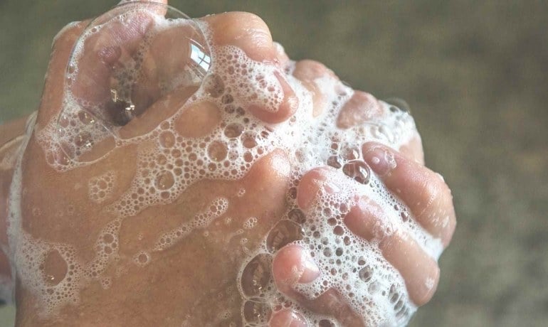 Nguyên nhân và cách xử lý tay bị xà phòng ăn phải làm sao?