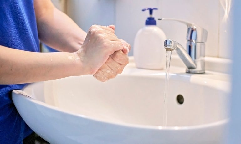 Nguyên nhân và cách xử lý tay bị xà phòng ăn phải làm sao?