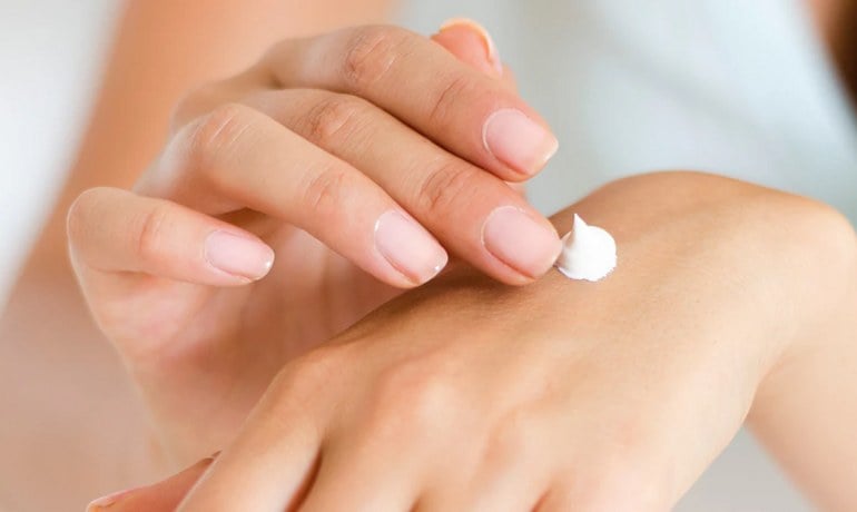 Nguyên nhân và cách xử lý tay bị xà phòng ăn phải làm sao?