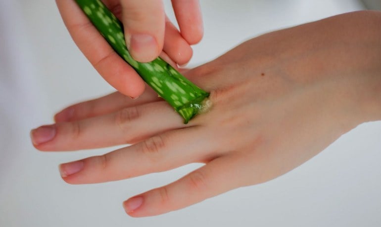 Nguyên nhân và cách xử lý tay bị xà phòng ăn phải làm sao?