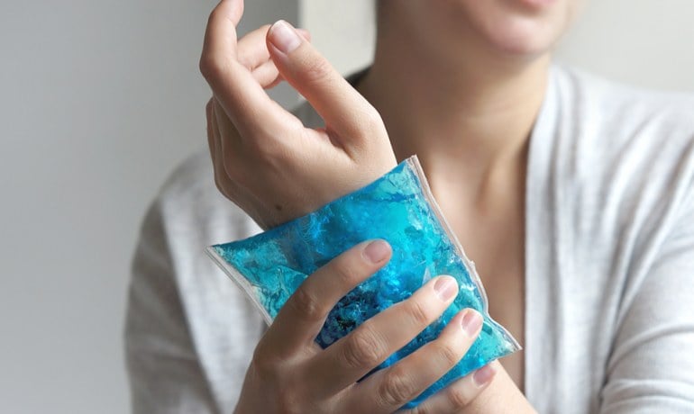 Nguyên nhân và cách xử lý tay bị xà phòng ăn phải làm sao?