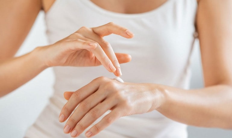 Nguyên nhân và cách xử lý tay bị xà phòng ăn phải làm sao?