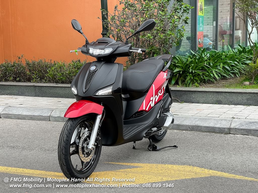 Cà vạt xe thiết kế tổ ong và sơn đen nhám với logo Piaggio nổi bật ở yếm trước