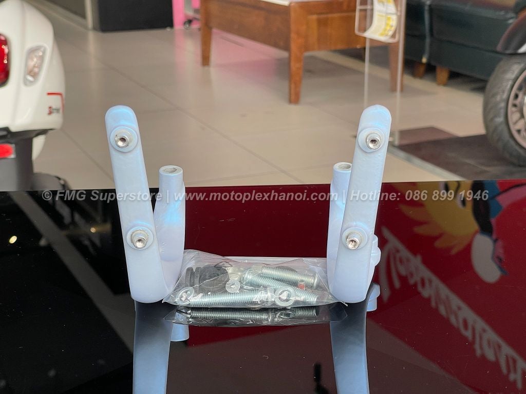 Gọng Kính Chắn Gió Vespa 946 Snake - 1B012512 tại FMG Mobility | Motoplex Hanoi